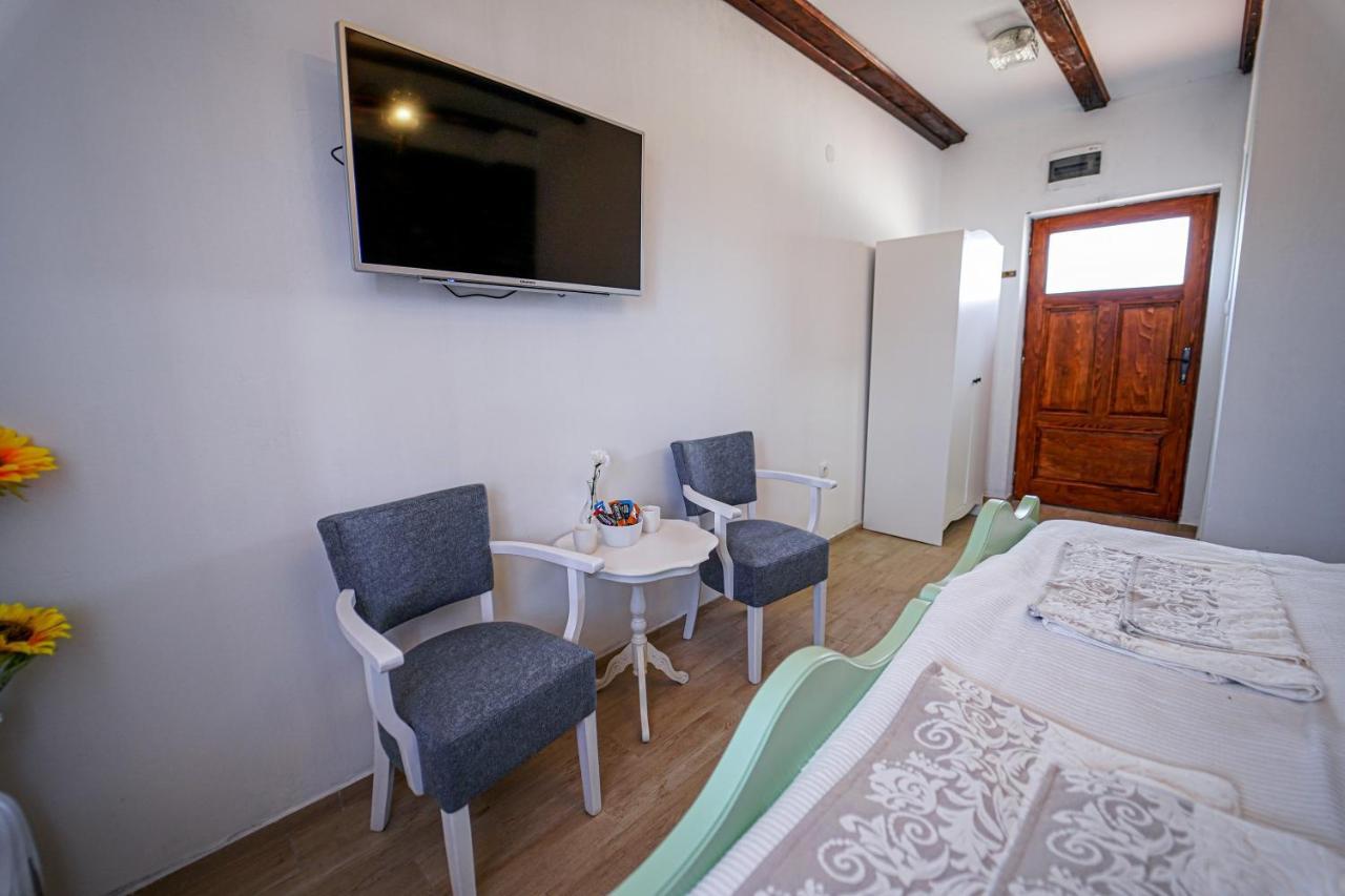 Salas Isailovi Sremska Mitrovica Extérieur photo