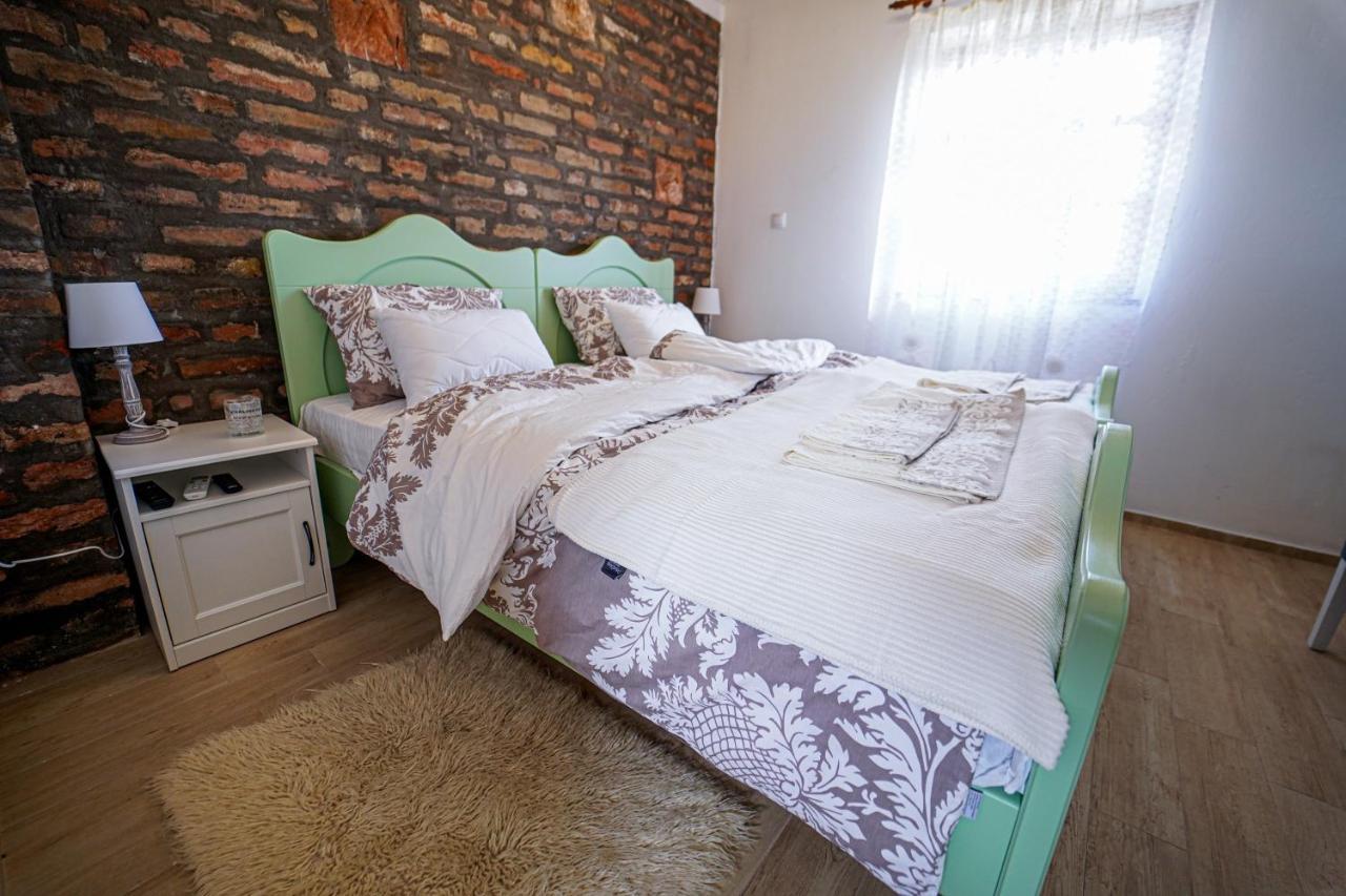 Salas Isailovi Sremska Mitrovica Extérieur photo